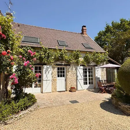 Daire La Maison Des Roses, Maison De Charme 4 Personnes Avec Un Jardin Et Parking Prive Rully (Oise)