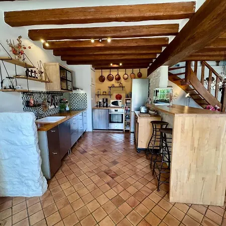 La Maison Des Roses, Maison De Charme 4 Personnes Avec Un Jardin Et Parking Prive Rully (Oise)