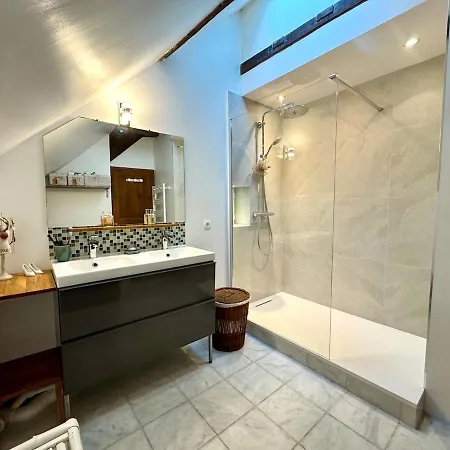 Daire La Maison Des Roses, Maison De Charme 4 Personnes Avec Un Jardin Et Parking Prive Rully (Oise)